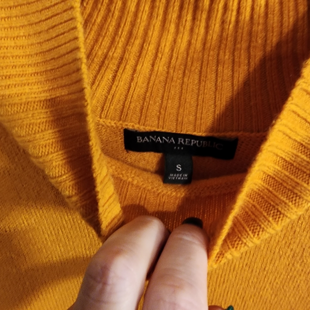 Women's Banana Republic Mustard Sweater w Vented Sides - SZ S - Picture 3 of 5